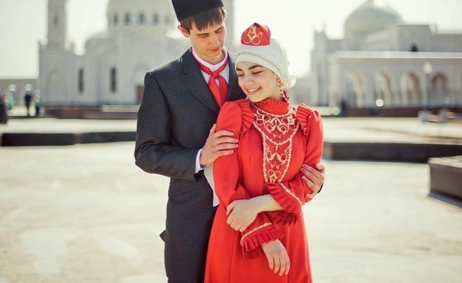 Modern Tatar style: national hat, kazakin, mini-kalfak and wooden accessories