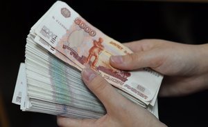 Money under the mattress: Russians withdraw both dollars and rubles from banks in August