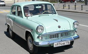 OIC Secretary General treats to sweets in Kazan and enjoys ride in a Moskvitch