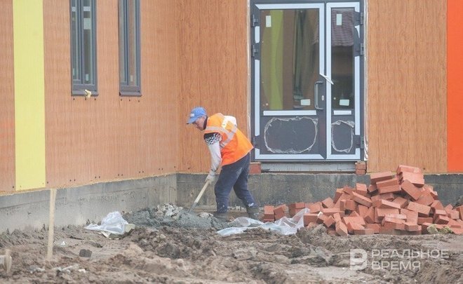 Issuance of work permits to foreigners in Tatarstan falls by almost 7 times