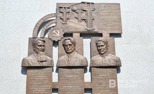 ‘This is a triangle of production workers, intelligentsia, and ordinary people’