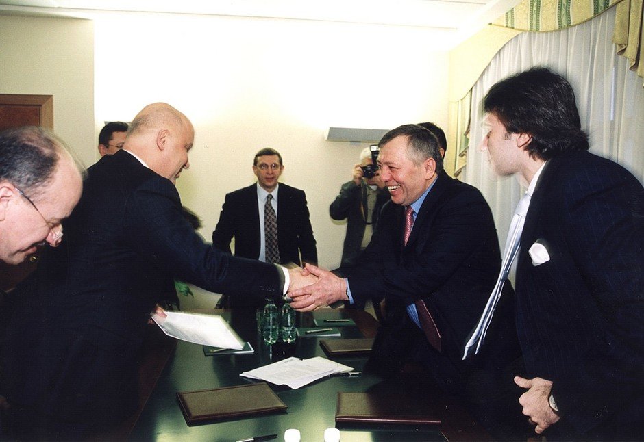Handshake to mark the conclusion of the deal on sale of the biggest mobile operator TAIF-Telcom to Mobile TeleSystems PJSC, Kazan, 2003