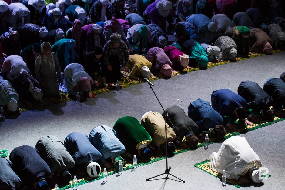Таравиз намаз. Мусульманин поклоняется. Мусульманин молится. Что такое намаз у мусульман. Пятикратная молитва мусульман.
