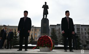 Flowers for poet: Kazan citizens honour Gabdulla Tukay's memory