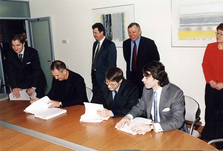 Signing of documents in the office of Sistema PJSFC, Moscow, 26 March 2003. TAIF PJSC represented by R. Shaimiev, R. Shigabutdinov, A. Abugov