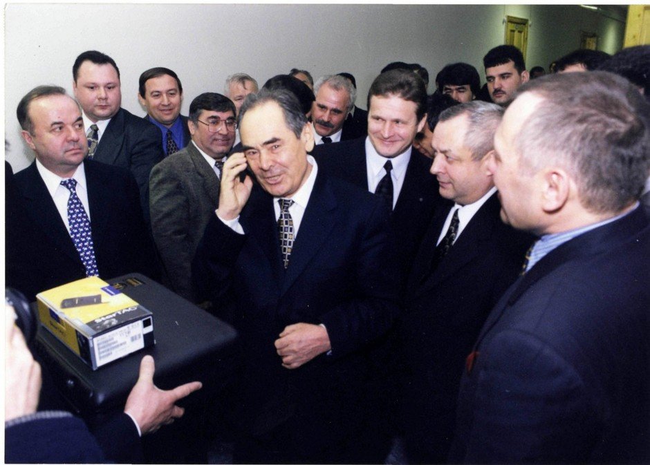First Tatarstan President Mintimer Shaimiev making the first call on Santel mobile network, 1999