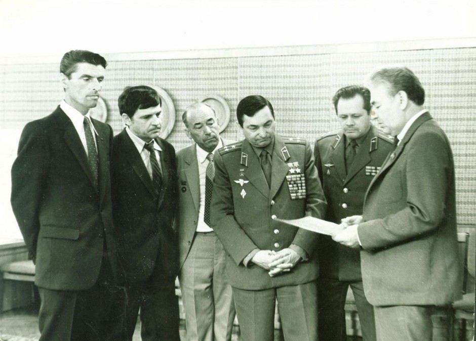 Pilot-cosmonaut V.F. Bykovsky (4th from left) with employees of the Kazan production association Tasma named after V. Kuibyshev, Kazan. 1986