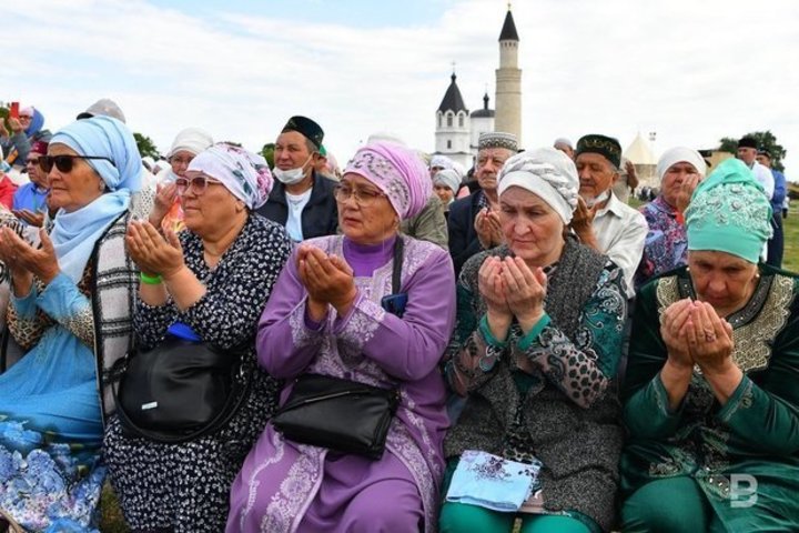 Raffle tickets and group penance at Holy Bolgar Gathering