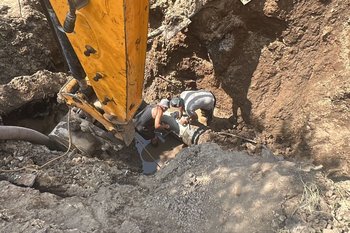 Repair of water supply system a la Kazan: holes in the pipes filled with sticks out of branches