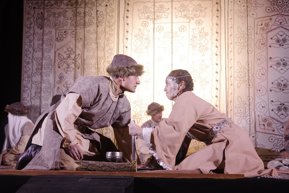 We view Syuyumbike's fate not as personal drama but as tragedy of great dynasties' collapse.