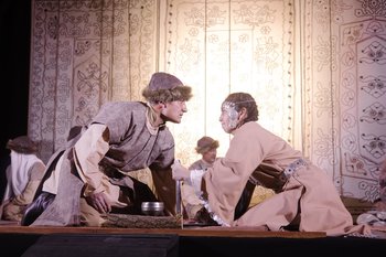 We view Syuyumbike's fate not as personal drama but as tragedy of great dynasties' collapse.