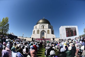 ‘We are on the side of truth, we are on the side of light’: Thousands of Muslims at Izge Bolgar Zhyeny