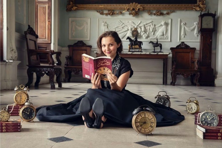 The investigation is conducted by a brisk aristocrat and a rather foolish police officer