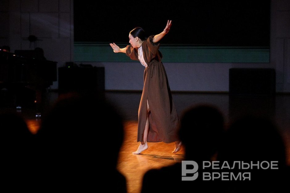 Zhiganov’s “Zyuhre” in lobby, modern no-set version