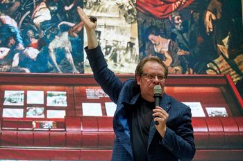 How mirrors in Soviet paintings transformed into selfies