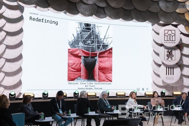 Hammer as a symbol of modern exposition