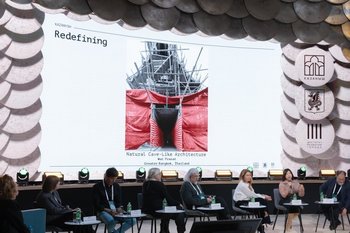 Hammer as a symbol of modern exposition